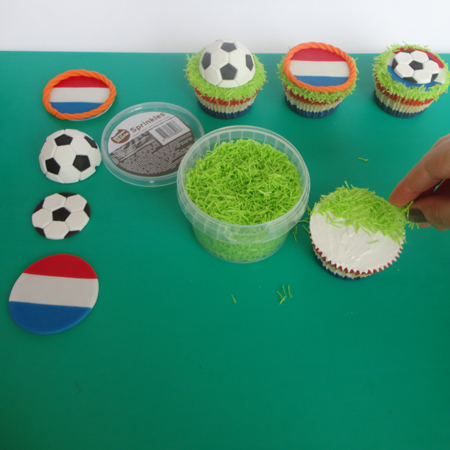 iets Haven Duwen Zelf een voetbaltaart en cupcakes maken